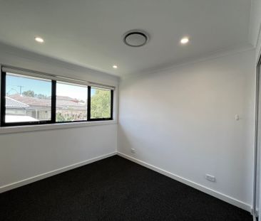 YOUNG AND ATTRACTIVE - GREAT LOCATION - Photo 4