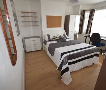 4 Bed Semi-Detached House, Honeysuckle Road, SO16 - Photo 2