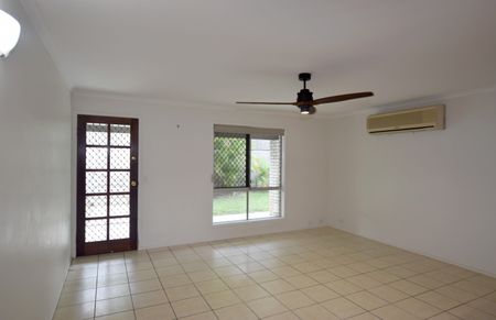 :: OUTSTANDING LOCATION - MOVE IN READY HOME READY TO CALL HOME! - Photo 3