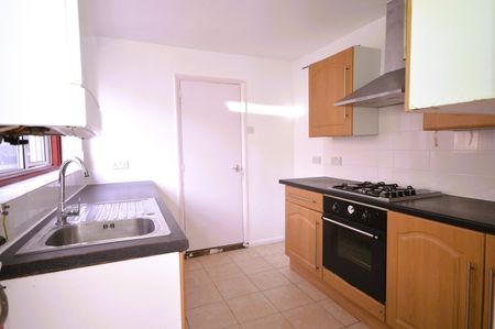 3 Bed Terraced House, Masterman Road, E6 - Photo 4
