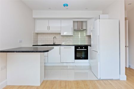 68a High Street, Esher, Surrey, KT10 flat to rent - Photo 4