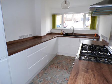 3 bedroom semi-detached house to rent - Photo 4