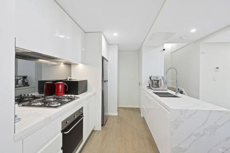Penthouse-Style Apartment Minutes' To Trains - Photo 3
