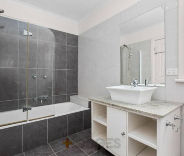 Stylish Californian Looking Into The Sun - Photo 4