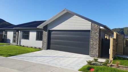 Charming 4BR Wainuiomata Family Home - Photo 3