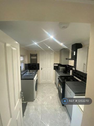 1 bedroom in a house share to rent - Photo 5