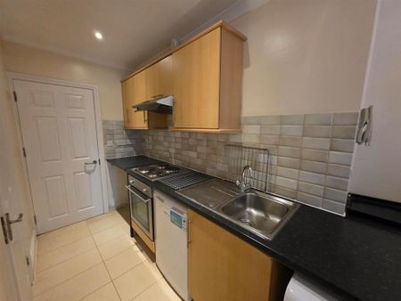 1 bedroom in a house share to rent - Photo 2