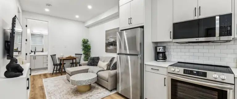 Move-In Ready | Furnished Executive Suite w/ Full Kitchen + Laundry | 4303 Richmond Road Southwest, Calgary - Photo 1