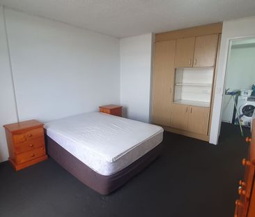 Southport Broadwater renovated unit with uninterrupted water views! - Photo 3