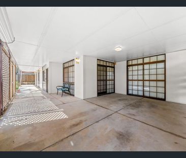 Freshly Updated 4-Bedroom Home in Prime Chatswood Hills Location - Photo 5