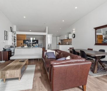 Harbour Views & City Vibes! - Photo 3