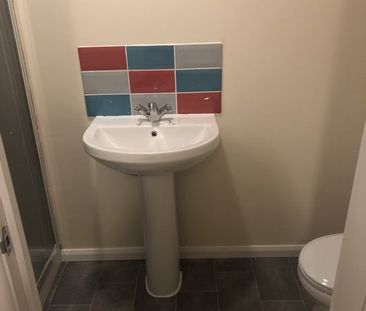 Room in a Shared House, Kingsbridge Road, RG2 - Photo 6