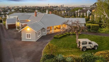 REMUERA - 4 Bedrooms Big House - Photo 2