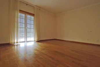 Apartamento T4 em condomínio com piscina e jardim na Beloura