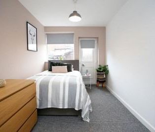 Stunning 3 Bedroom at Droylsden - Photo 1