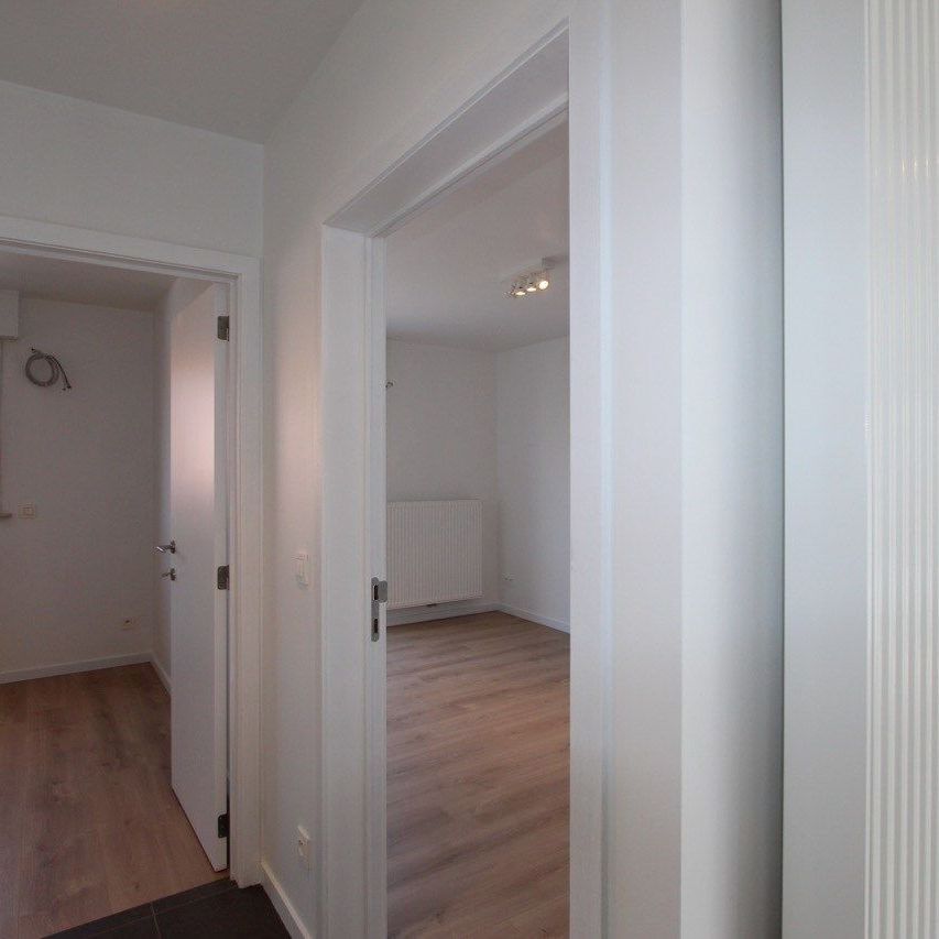 ONGEMEUBELD: Integraal gerenoveerd 2-kamer appartement te Lippenslaan voorzien van 2 ruime zonneterrassen. - Foto 1