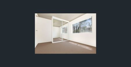 Light-Filled Renovated Apartment Close to Shops, Transport & Amenities - Photo 2