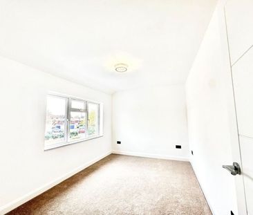 3 Bed Detached House, Long Lane, CR0 - Photo 2