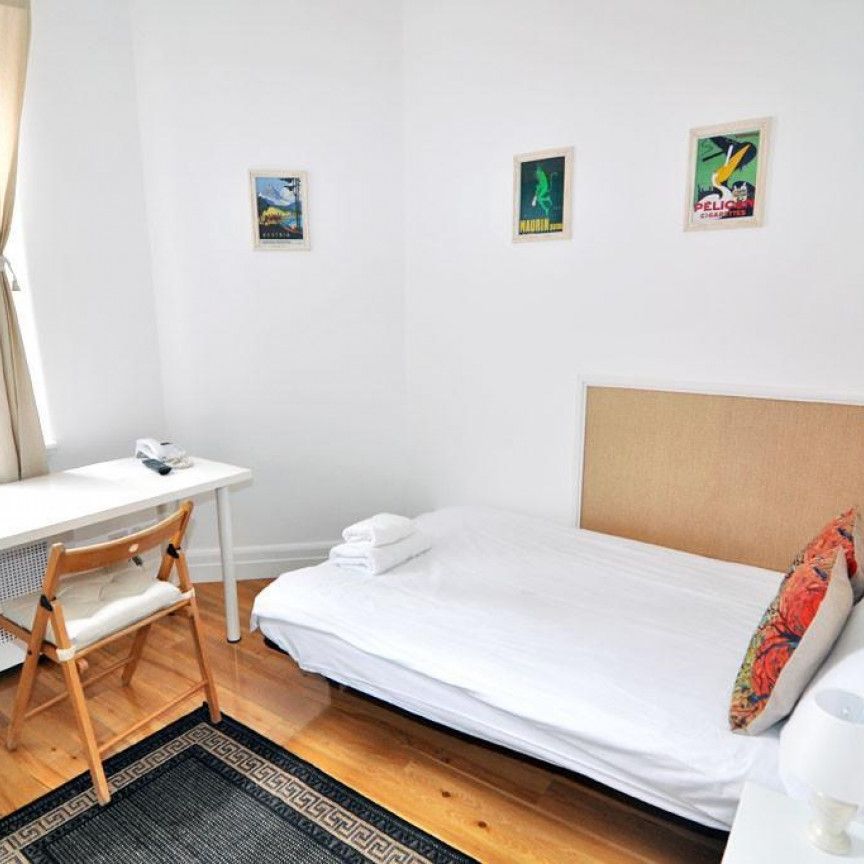 Fulham Palace Road, London - Photo 1