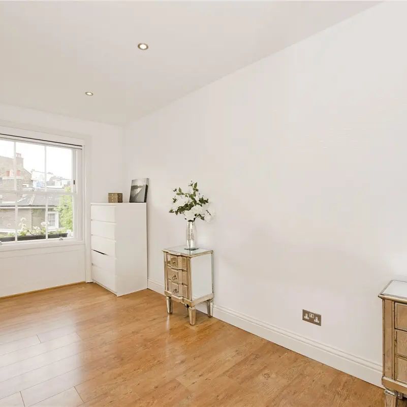 1 bedroom flat in London - Photo 1