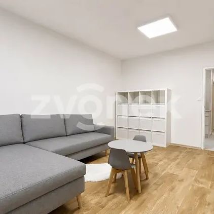 Pronájem moderně zrekonstruovaného bytu 2+1 se dvěma lodžiemi – Zlín, ulice Družstevní - Photo 1