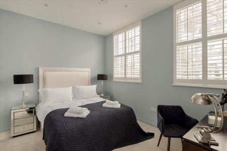 This beautifully presented mews house has been fully renovated, offering contemporary luxury within a charming cobbled setting, with natural light from both the front and rear elevations. - Photo 3