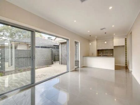 “Contemporary courtyard home” - Photo 3