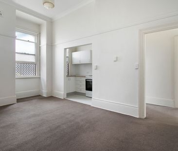 Delightful ground floor art-decor one bedroom flat - Photo 1