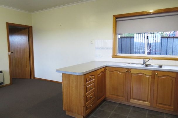 Neat one bedroom flat close to all amenities - Photo 1