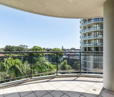 Spacious Two-Bedroom Apartment with Resort-Style Facilities - Photo 6