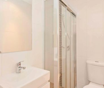 Elegant Two Storey Townhouse with Three Bathrooms - Photo 3