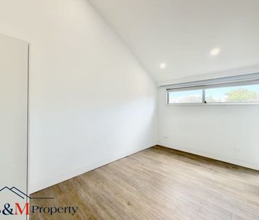 3 MINS WALKS FROM STATION LUXURY MODERN 3 BEDROOM TOWNHOUSE - Photo 1