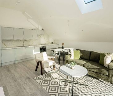 Cuckoo Hall Lane, London - Photo 2