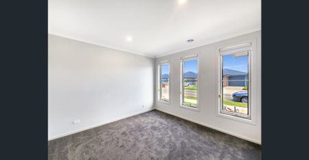 Stunning Three Bedroom Home - Photo 4