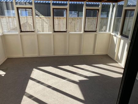 Central 3BR fully fenced home with sunroom - Photo 3