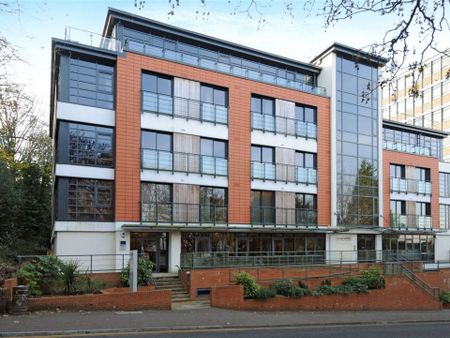 A spacious modern apartment set in vibrant Sevenoaks - Photo 3