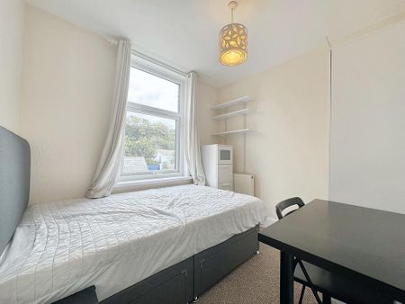 4 bedroom terraced house to rent - Photo 3