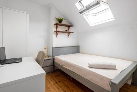 6 Bed Semi-Detached House, Albert Grove, NG7 - Photo 2