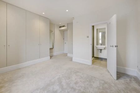 3 bedroom flat in London - Photo 4