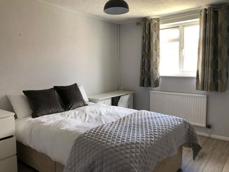 4 bedroom semi-detached house to rent - Photo 4