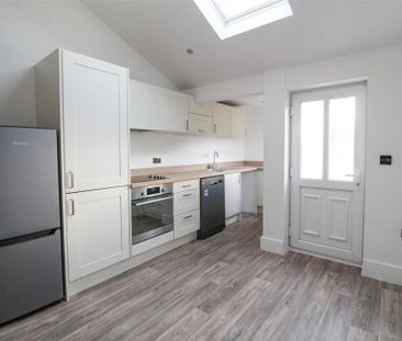 2 bedroom end of terrace house to rent - Photo 3