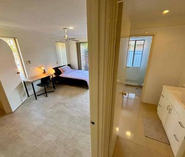 Room 5 - Photo 2