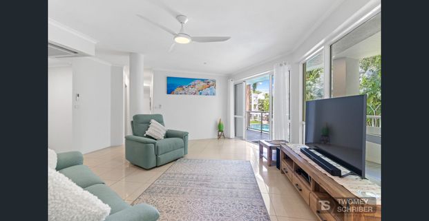 Fully Furnished Spacious and Serene 3-bedroom Apartment Walking Distance to Beach! - Photo 1