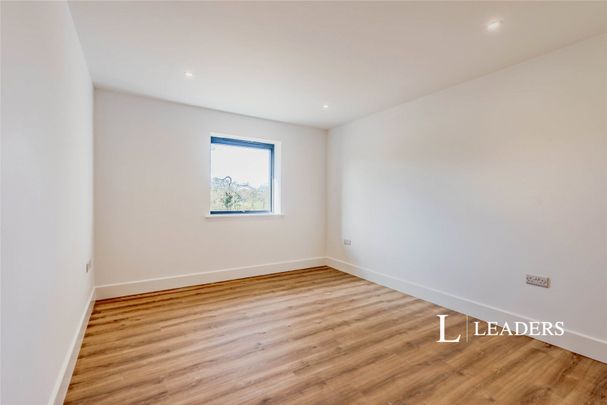 4 bedroom bungalow to rent Charlwood Road, Horley, Surrey, RH6 - Photo 1