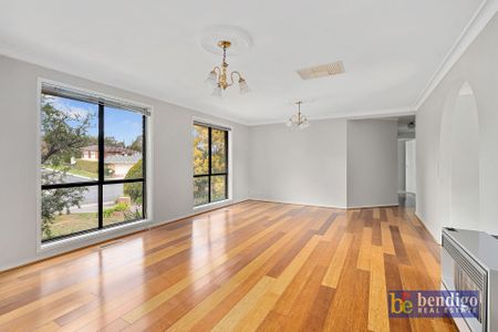 Comfort and Convenience in Strathdale - Photo 5