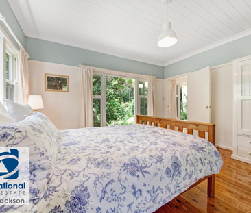 FULLY FURNISHED - Renovated 3-bedroom Hampton’s style cottage on 1/... - Photo 5
