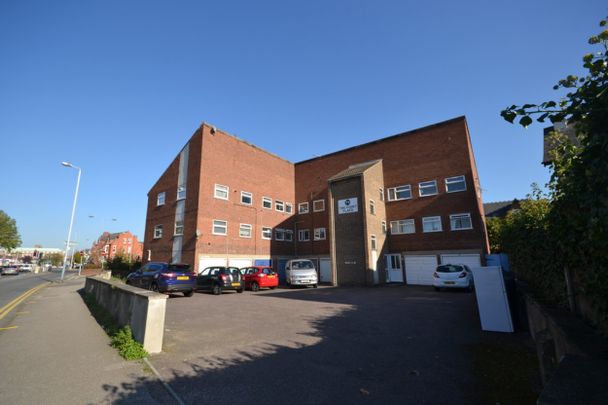 3 bed Flat for Rent - Photo 1