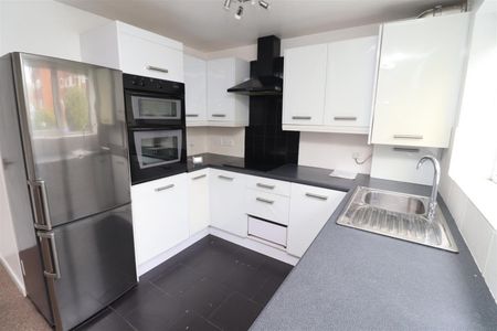2 BED Flat To rent - Photo 4