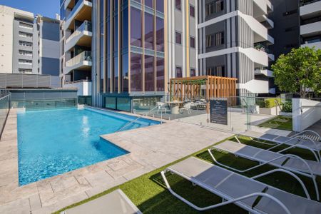 Ultra Modern, 2 storey 2 Bedroom Apartment in Prestigious Skye Residences - Photo 2