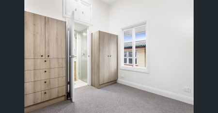 Room Only - Modern House (shared communal areas) - Photo 2